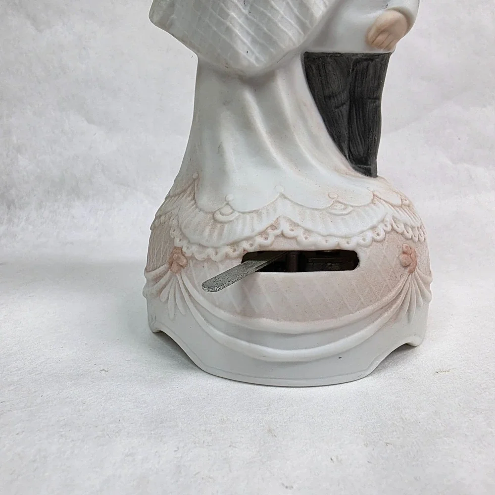 Vintage Schmid 1981 Hand-Painted Porcelain Wedding Couple‎ Cake Topper Music Box